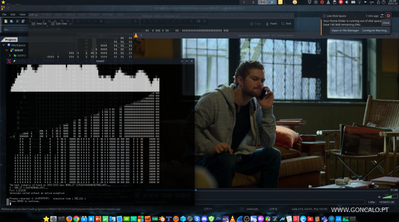 2024-01-28 - O meu Ambiente de Trabalho enquanto vejo as performances dos meus Trading Systems num terminal de Linux com C++, e assisto a uma série de tv...
